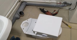 Установка напольного унитаза в Белой Калитве: монтаж под ключ от СантехДомБкл от 5095 рублей.