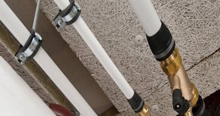 Замена труб водоснабжения в квартире: цена от 2038 руб. - СантехДомБкл